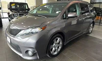 2013 Toyota Sienna SE 8 Passenger