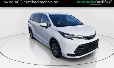 2025 Toyota Sienna LE
