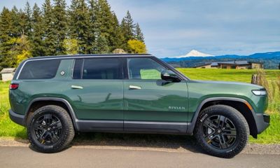 2025 Rivian R1S Adventure