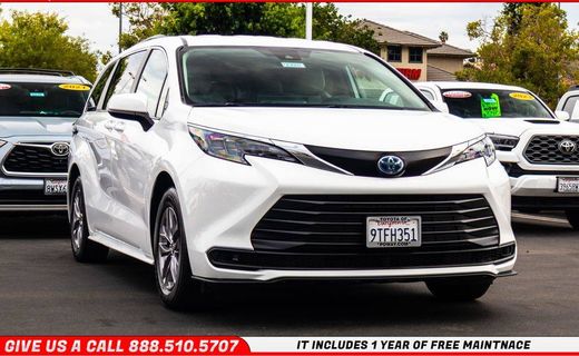 2025 Toyota Sienna LE