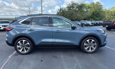 2025 Ford Escape Platinum