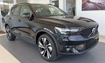 2024 Volvo XC40 Plus Dark