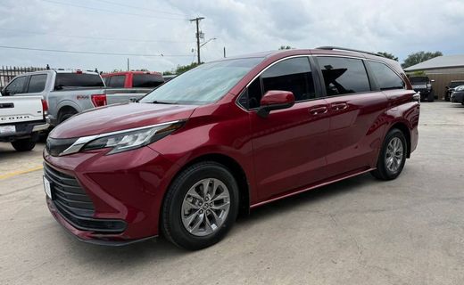 2022 Toyota Sienna LE