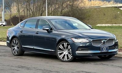 2025 Volvo S90 Plus Bright