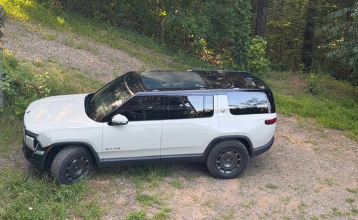 2025 Rivian R1S Adventure
