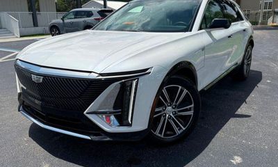 2024 Cadillac Lyriq LUX 1