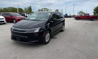 2027 Chrysler Pacifica Select