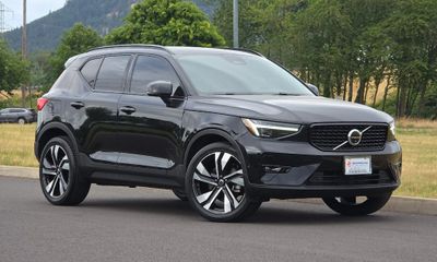 2024 Volvo XC40 Plus Dark