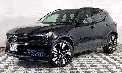 2024 Volvo XC40 B5 Ultimate Dark