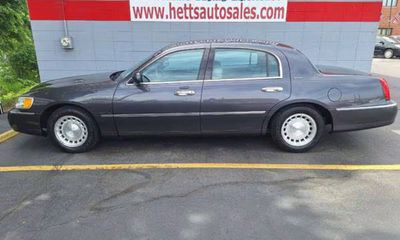 2001 Lincoln Town CAR Executive