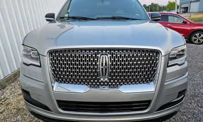 2023 Lincoln Navigator Standard