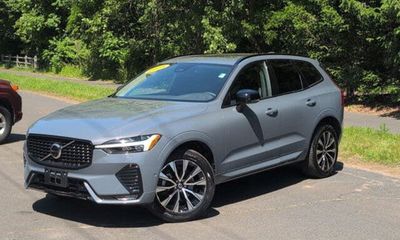 2023 Volvo XC60 Plus Dark