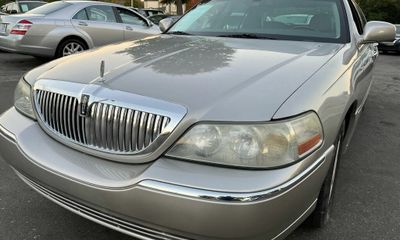 2007 Lincoln Town CAR Signature Limited
