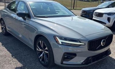 2024 Volvo S60 Plus Dark
