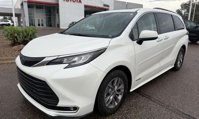 2021 Toyota Sienna XLE Plus Package