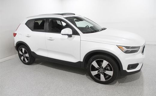 2022 Volvo XC40 Momentum