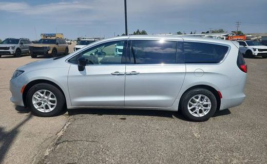 2024 Chrysler Voyager LX