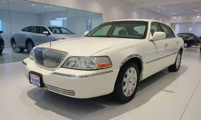 2005 Lincoln Town CAR Signature Limited
