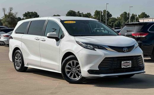 2023 Toyota Sienna LE