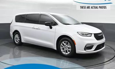 2024 Chrysler Pacifica Touring