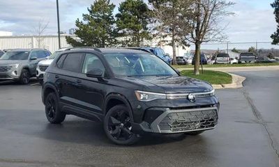 2026 Volkswagen Taos SE Black