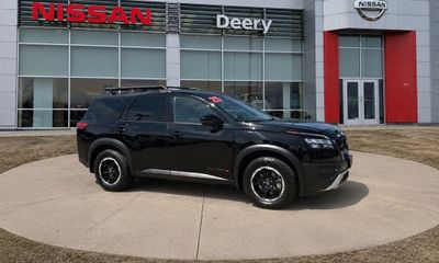2025 Nissan Pathfinder SV