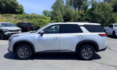 2025 Nissan Pathfinder SV