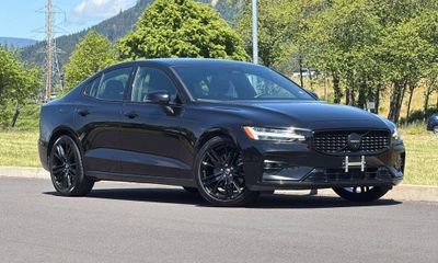 2024 Volvo S60 Plus Black Edition