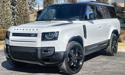 2026 Land Rover Defender 130 SE