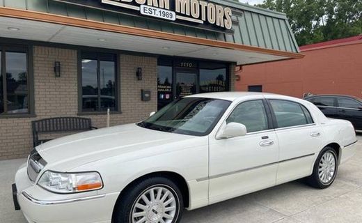 2003 Lincoln Town CAR Executive