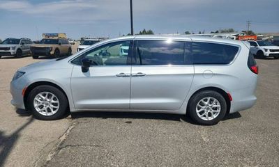 2024 Chrysler Voyager LX