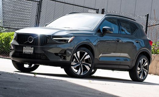 2026 Volvo XC40 Plus Dark