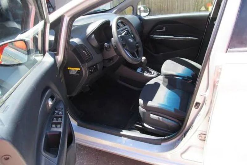 2012 Kia RIO — a typically priced live listing