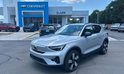 2023 Volvo XC40 Ultimate Dark