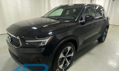 2025 Volvo XC40 Plus Bright