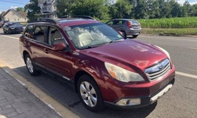 2011 Subaru Outback Limited M R