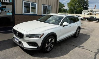 2022 Volvo V60CC Momentum Excl S60