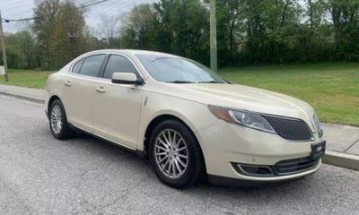 2016 Lincoln MKS Base