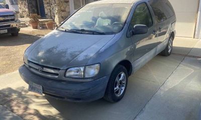 1999 Toyota Sienna CE