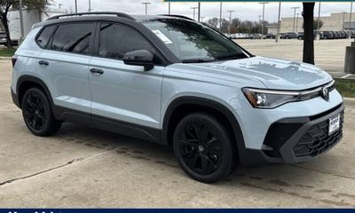 2026 Volkswagen Taos SE Black