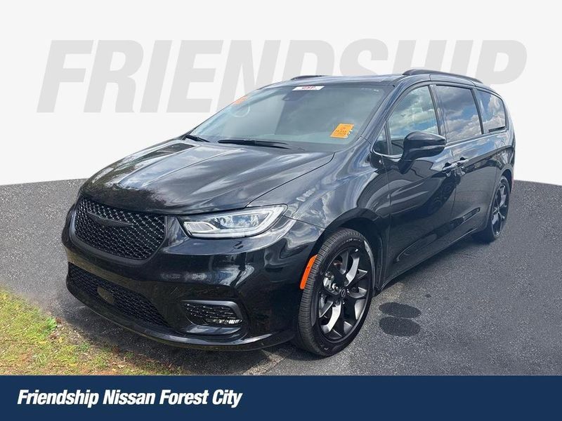 2025 Chrysler Pacifica — a typically priced live listing