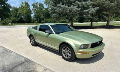 2005 Ford Mustang Deluxe