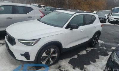 2024 Volvo XC40 Plus Dark