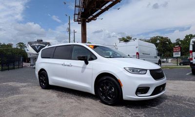 2024 Chrysler Pacifica Select
