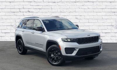 2025 Jeep Grand Cherokee Laredo Altitude