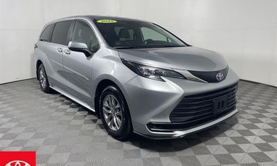 2025 Toyota Sienna LE
