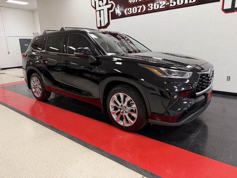 2020 Toyota Highlander — a typically priced live listing