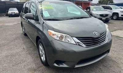2012 Toyota Sienna LE 8 Passenger