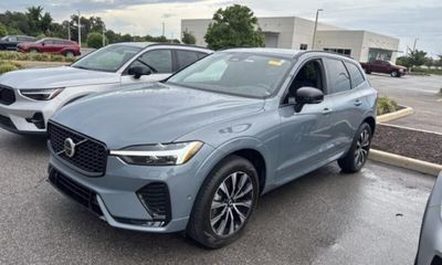 2024 Volvo XC60 Plus Dark