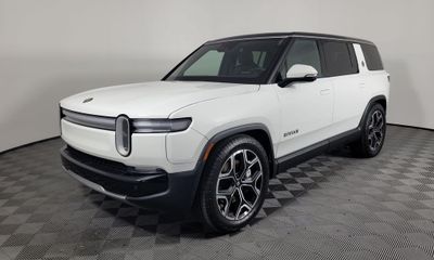 2025 Rivian R1S Adventure